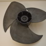 Hélice ventilateur >PP-GF15PD5<  (P47N11F) pour groupe DAIKIN  RZQ100B9V3B / RZQ125B9V3B / RZQ100B8W1B  (Référence d'origine: 141993J / 5014090)  (OCCASION) – Image 3