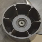Hélice ventilateur >PP-GF15PD5<  (P47N11F) pour groupe DAIKIN  RZQ100B9V3B / RZQ125B9V3B / RZQ100B8W1B  (Référence d'origine: 141993J / 5014090)  (OCCASION) – Image 4