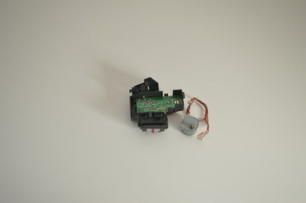 Carte Display: LED/Poussoir/Infrarouge (3P145629-1) (Référence d'origine: 159697J) + Carte Sensor (3P144505-1) (Référence d'origine: 159696J)  + Moteur volet 3SB40333-1(Référence d'origine: 064634J / 176724J) pour Console DAIKIN FTXS35DAVMW (OCCASION) – Image 4