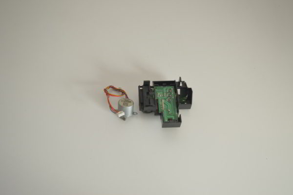 Carte Display: LED/Poussoir/Infrarouge (3P145629-1) (Référence d'origine: 159697J) + Carte Sensor (3P144505-1) (Référence d'origine: 159696J)  + Moteur volet 3SB40333-1(Référence d'origine: 064634J / 176724J) pour Console DAIKIN FTXS35DAVMW (OCCASION) – Image 5