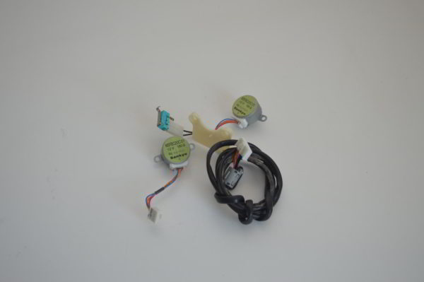 Lot de 2 moteurs de volets et d'1 micro-switch DAIKIN pour console FVXS50BVMB  (OCCASION) – Image 4