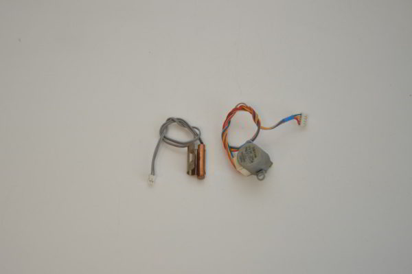 Moteur de volet LEI LI 20BYJ46 (+ Sonde) pour HITACHI: RAK-18NH5/RAK-25NH5/RAK-35NH5/RAK-50NH5  (Référence d'origine: PMRAS25YH4S29) (OCCASION) – Image 2