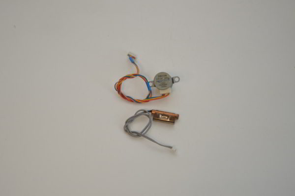 Moteur de volet LEI LI 20BYJ46 (+ Sonde) pour HITACHI: RAK-18NH5/RAK-25NH5/RAK-35NH5/RAK-50NH5  (Référence d'origine: PMRAS25YH4S29) (OCCASION)