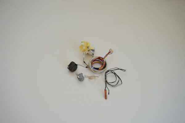 Lot de 3 Moteurs Volets + 2 Sondes  pour console Hitachi: RAF-25QH8(W) (Tailles: 25, 35 et 50)  (OCCASION) – Image 2