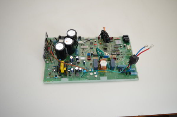 Carte HITACHI PW3S-M40 pour groupes UTOPIA RAS-2HVRN1, RAS-2.5HVRN1, RAS-3HVRNS2 (CC0005889B)  (OCCASION)