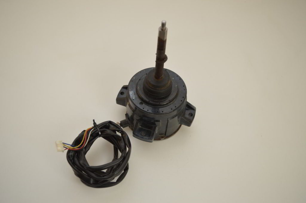 moteur d'hélice pour pompe a chaleur mitsubishi piece détachée d'occasion testée et reconditionnée