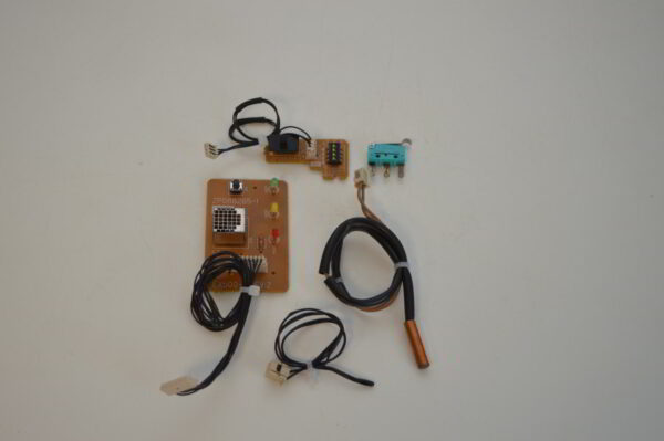 Lot de Cartes LED / Infra Rouge (2P088265-1) + Carte Switch + Micro Switch (ABS111444) + 2 Sondes pour DAIKIN FVXS25BAVMB (OCCASION)
