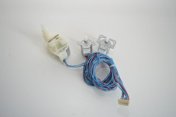 Lot de 3 moteurs de volet Nidec / Sankyo MSBPC2OM34 / MSBPC20M16 /  MSBPC20M24 pour mural Mitsubishi Electric MSZ-AY50VGK-E1 (Références d'origine: G2W003315 / G2W002315 / G2W001320) (OCCASION) – Image 2