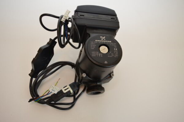Circulateur GRUNDFOS UPMXL GE0 25-125 130 (P/N: 99541381) pour Module DAIKIN EAVH16S18DA6V (Référence d’origine: 5023281) (OCCASION)