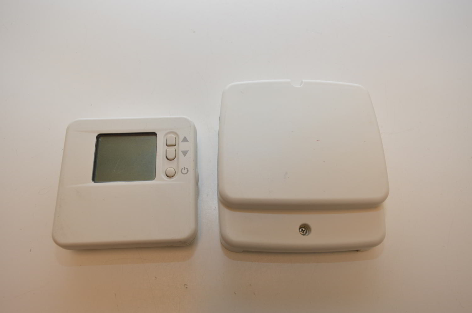 Récepteur ATW-RTU-08 avec Thermostat radio DTS92A10100 HITACHI (Récepteur + thermostat d'ambiance) (Ref: 1000012281 / E07633 / E07634) (OCCASION)