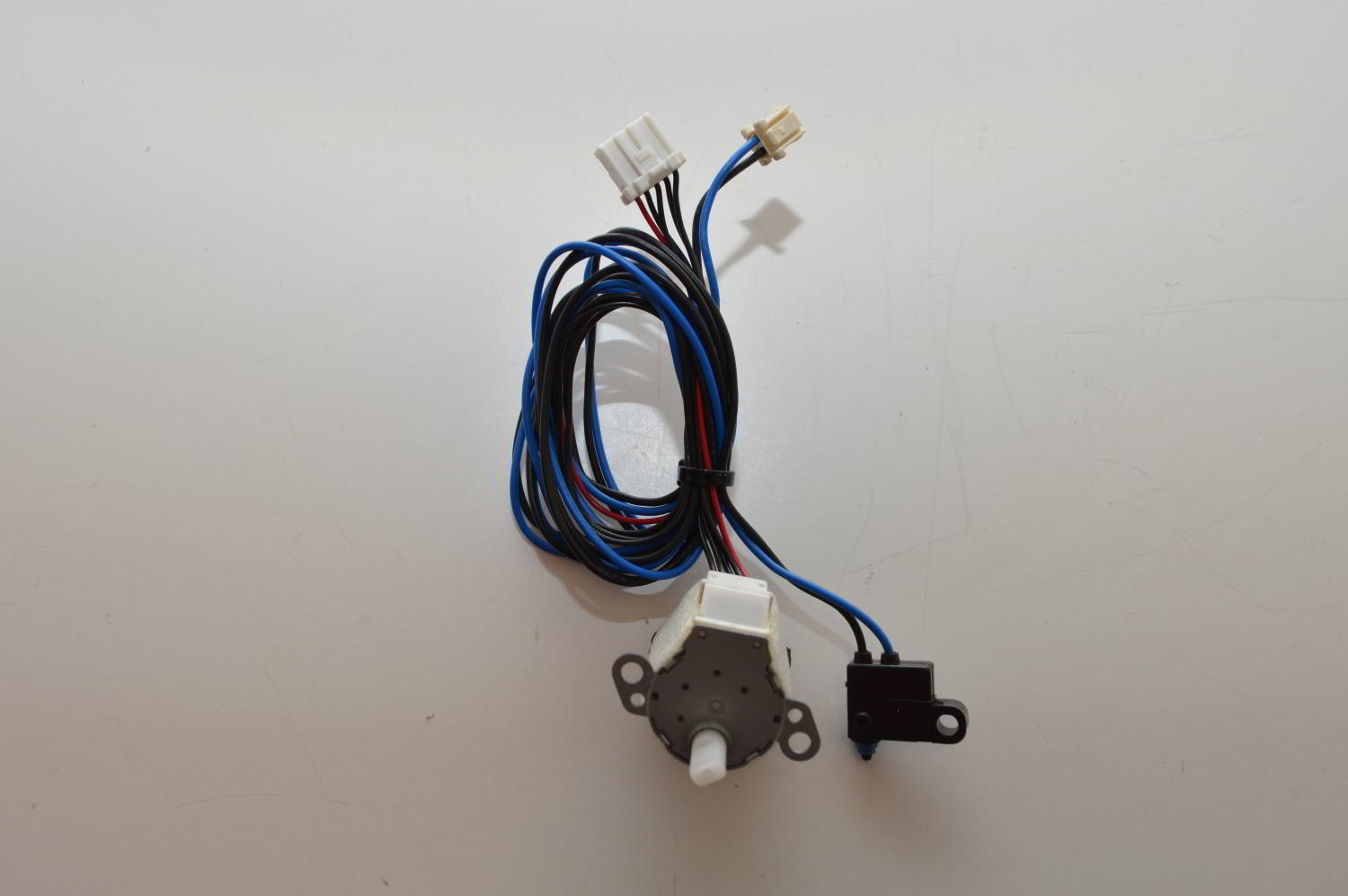 Moteur de volet / Vane motor Nidec / Sankyo MSBPC20M16 (DM61J483H02) pour mural Mitsubishi Electric MSZ-GC35VA-E2 / MSZ-LN60VGW-E1 / MSZ-EF25VEW-E1 (Ref: E2294B303) (OCCASION) – Image 2