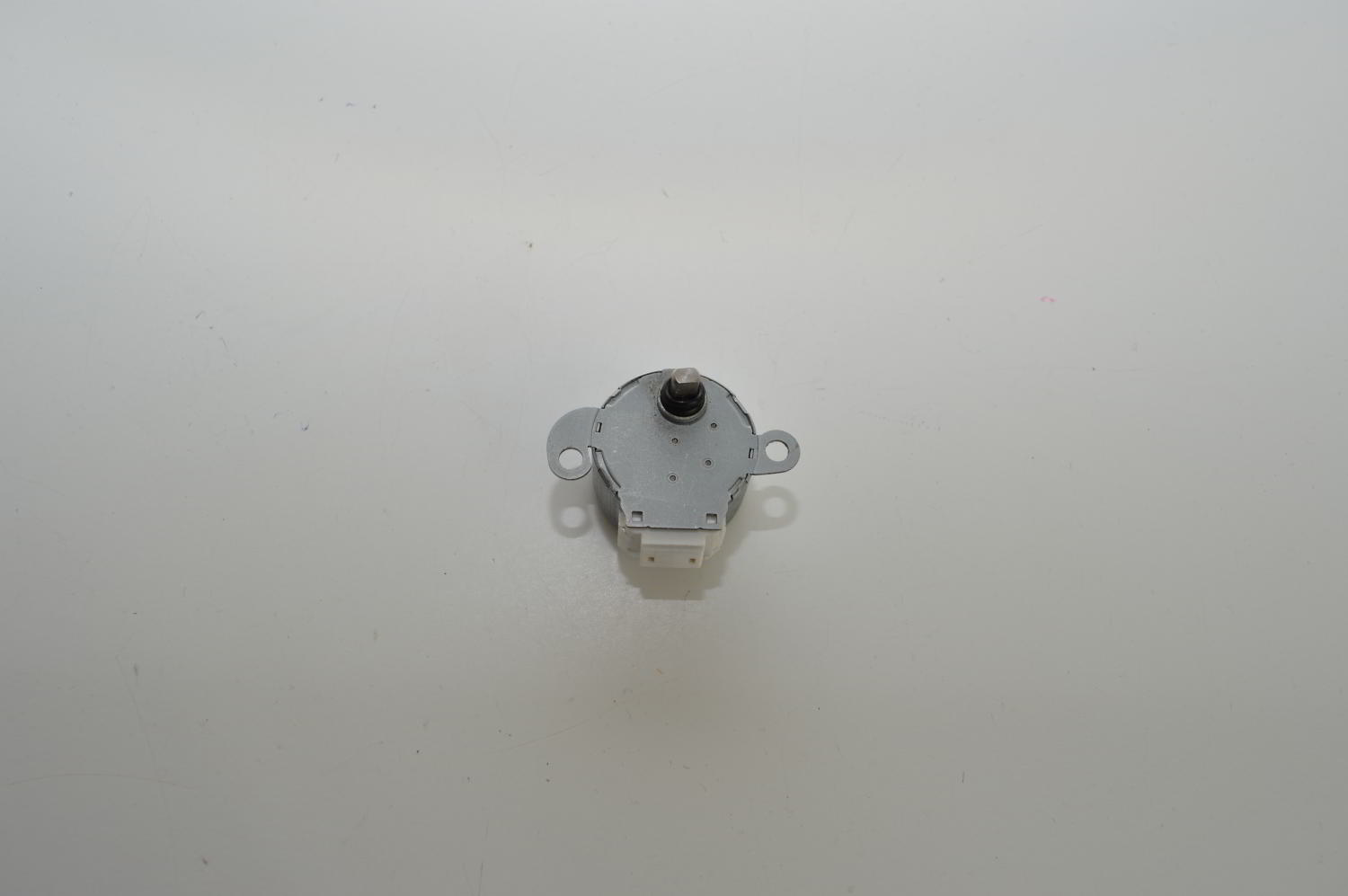 Moteur de volet/Vane motor SANKYO MSFBC20C24 (DB61G427H19) pour mural Mitsubishi Electric PKFY-P15VBM-ER3 / PKFY-P15VBM-ER5 / PKFY-P25VBM-ER5 (Ref: R01H23223) (OCCASION)