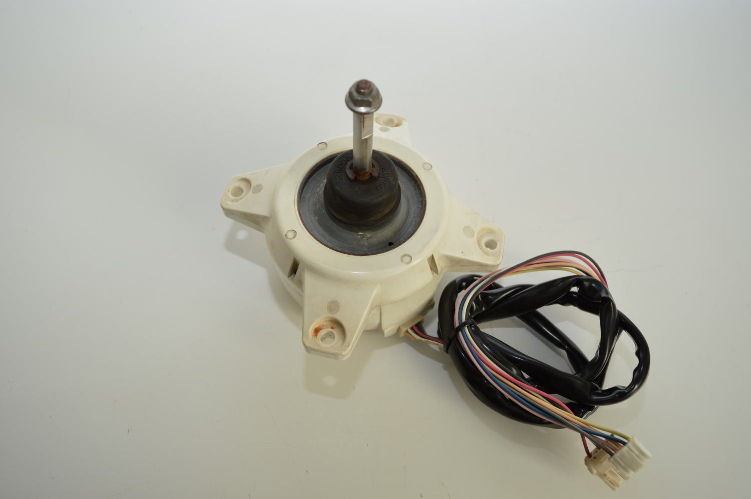 Moteur Ventilateur RC0J50-AW (DMJ622B37) pour Mitsubishi Electric MUZ-GC35VA-E1 / MUZ-FA25VA-E1 / MUZ-GA35VAH-E2 (Ref: E12927301) (OCCASION)