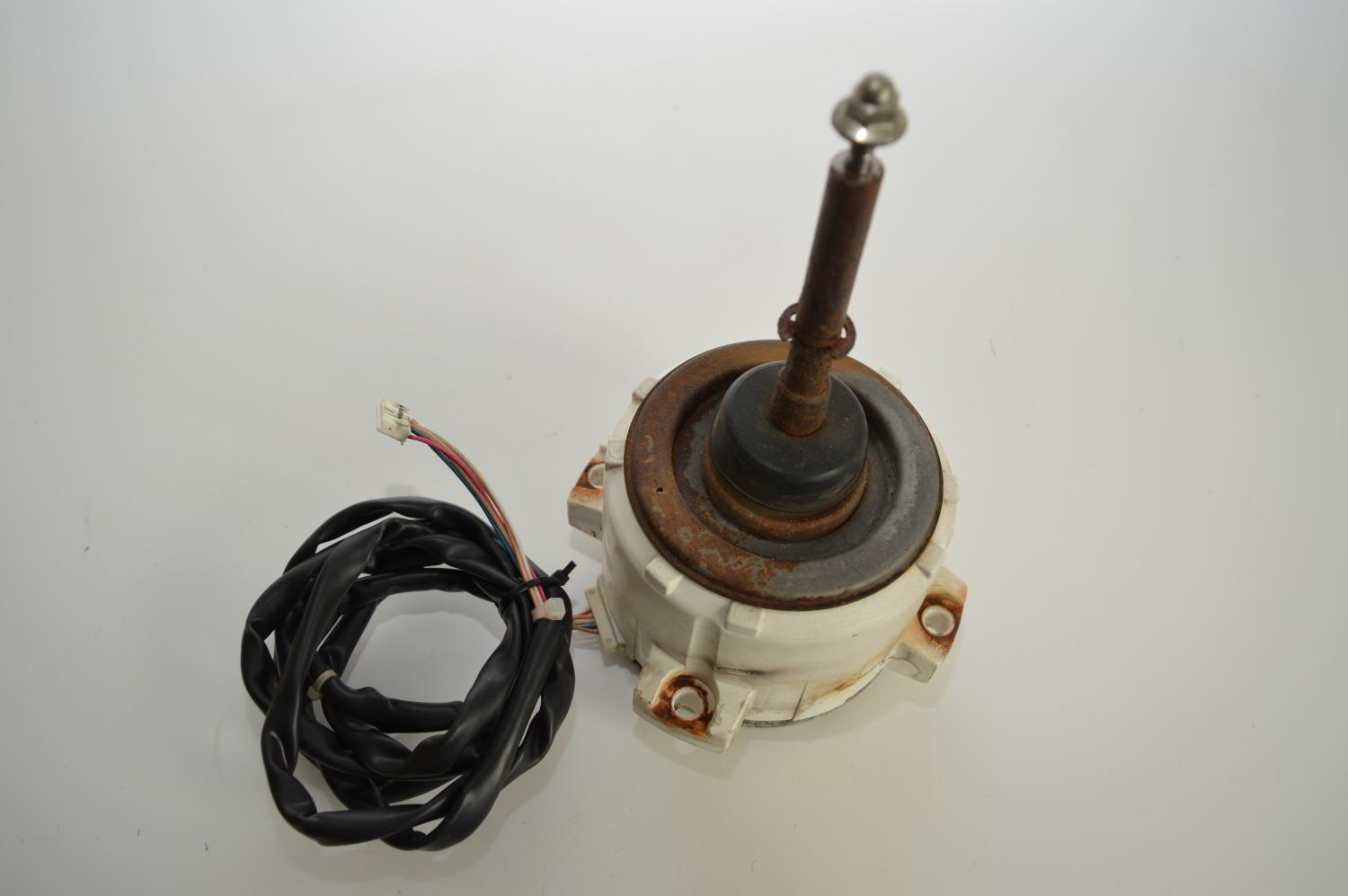 Moteur Ventilateur RG61V106H02 (SIC-81FW-D8187-2) pour Mitsubishi Electric PUHZ-P250YHA3 / PUHZ-SHW230YKA / PUHZ-RP200YKAR1 (Ref: R01C04221) (OCCASION)